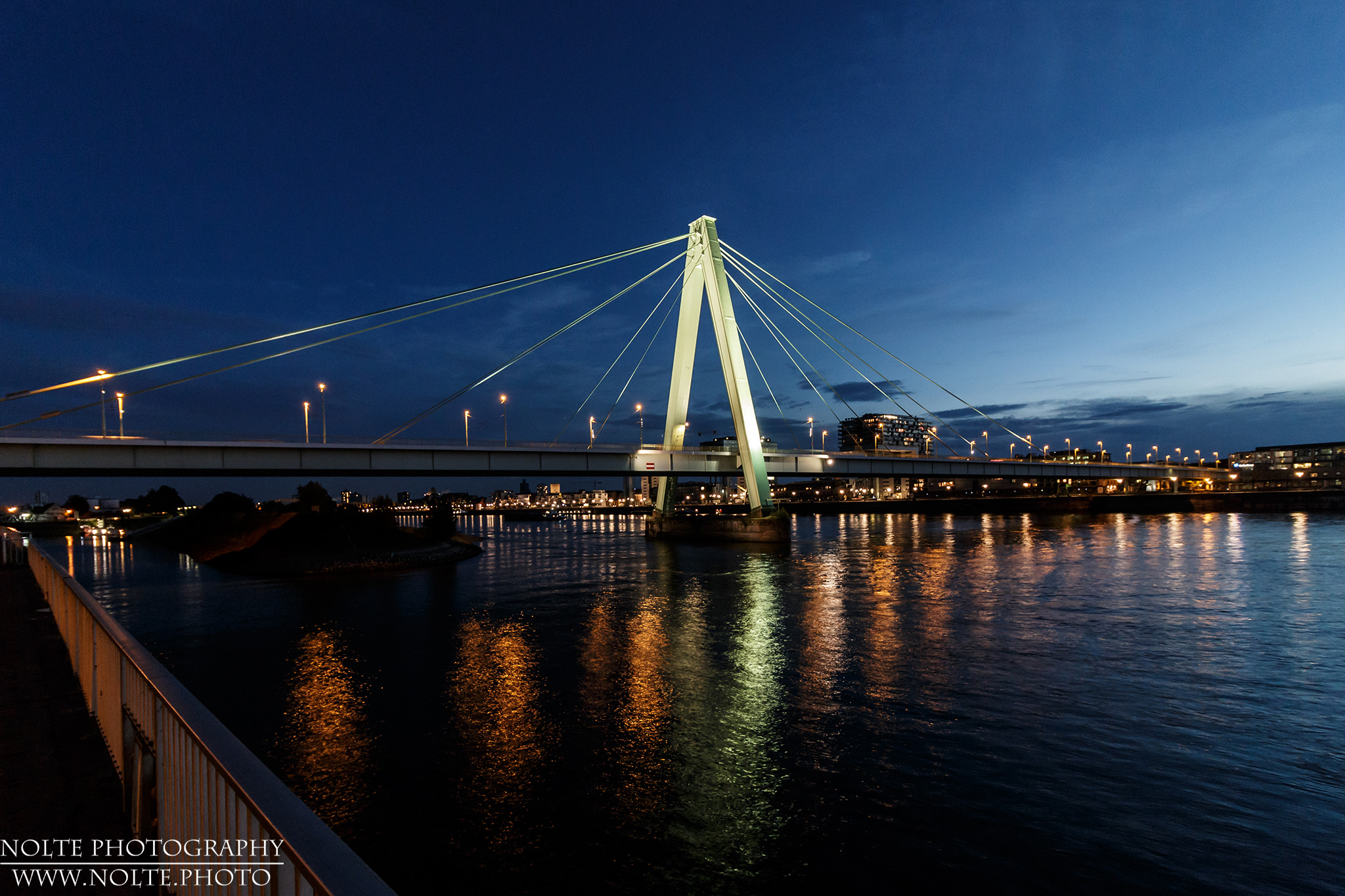 Blick auf die Severinsbrücke zur blauen Stunde.